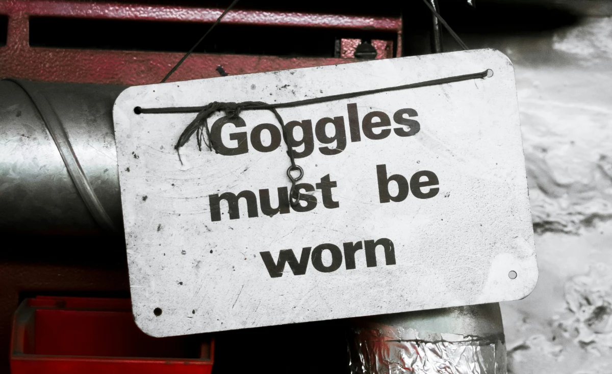 Image of a sign saying "goggle must be worn"